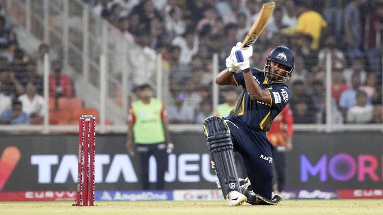 പവര് പ്ലേ മുതലാക്കി ഗുജറാത്ത് ടൈറ്റന്സ്! ഗില് സായ് സുദര്ശന് സഖ്യം ക്രീസില് പവര് പ്ലേ മുതലാക്കി ഗുജറാത്ത് ടൈറ്റന്സ്! ഗില് സായ് സുദര്ശന് സഖ്യം ക്രീസില്