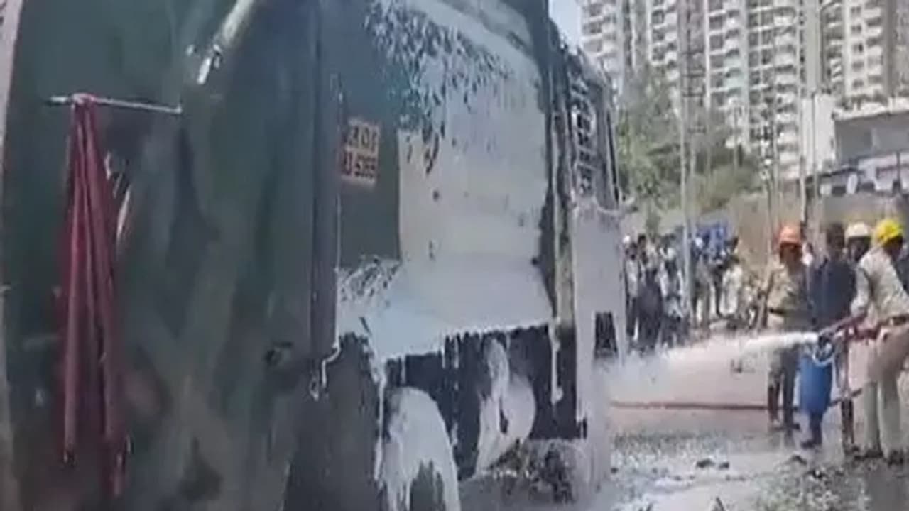 ಬಿಬಿಎಂಪಿ ಕಸದ ಲಾರಿಗೆ 10 ವರ್ಷದ ಬಾಲಕ ಬಲಿ: ಜನರ ಆಕ್ರೋಶಕ್ಕೆ ವಾಹನ ಭಸ್ಮ ಬಿಬಿಎಂಪಿ ಕಸದ ಲಾರಿಗೆ 10 ವರ್ಷದ ಬಾಲಕ ಬಲಿ: ಜನರ ಆಕ್ರೋಶಕ್ಕೆ ವಾಹನ ಭಸ್ಮ