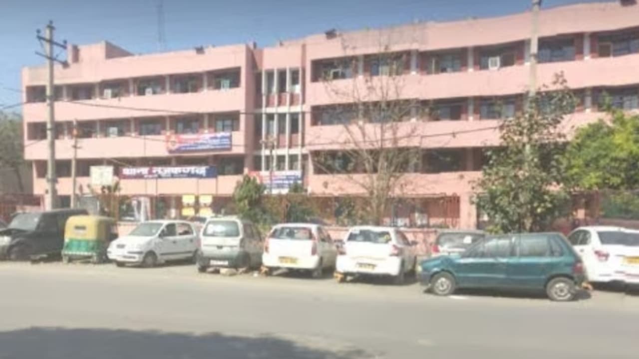 മകന് അപകടം പറ്റിയെന്ന് അച്ഛൻ, മരിച്ചെന്നും സംസ്കരിച്ചെന്നും ശേഷം വിളിച്ചറിയിച്ചു; തട്ടിപ്പ് പൊളിച്ച് പൊലീസ് മകന് അപകടം പറ്റിയെന്ന് അച്ഛൻ, മരിച്ചെന്നും സംസ്കരിച്ചെന്നും ശേഷം വിളിച്ചറിയിച്ചു; തട്ടിപ്പ് പൊളിച്ച് പൊലീസ്