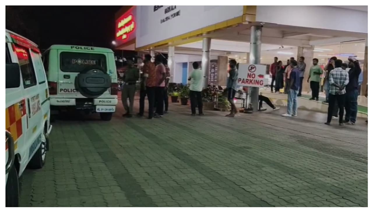 വാഹനം ജനക്കൂട്ടത്തിലേക്ക് ഇടിച്ചുകയറി, ഉത്സവം കണ്ട് മടങ്ങിയ അമ്മക്കും മകൾക്കും ​ദാരുണാന്ത്യം