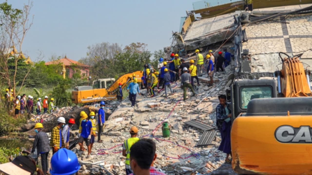 மசூதிகளில் தொழுகையில் ஈடுபட்ட முஸ்லீம்கள் 700+ பேர் பலி.. மியான்மரில் ஏற்பட்ட துயர சம்பவம்