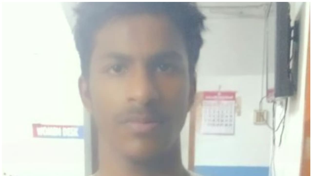 ഇംപ്രൂവ്മെന്റ് പരീക്ഷയിൽ മിന്നിക്കാൻ + 1 വിദ്യാർഥി ഇറക്കിയത് ഡിഗ്രി വിദ്യാർഥിയെ; ആൾമാറാട്ടം, പ്രതി റിമാൻഡിൽ ഇംപ്രൂവ്മെന്റ് പരീക്ഷയിൽ മിന്നിക്കാൻ + 1 വിദ്യാർഥി ഇറക്കിയത് ഡിഗ്രി വിദ്യാർഥിയെ; ആൾമാറാട്ടം, പ്രതി റിമാൻഡിൽ