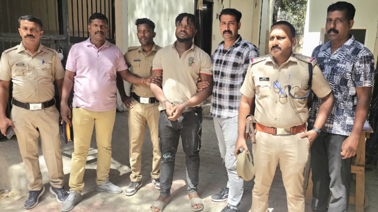 പ്രതിക്കൊപ്പം ഇരവിപുരം പൊലീസ് ദില്ലിയിൽ; എംഡിഎംഎ വിതരണക്കാരനായ നൈജീരിയക്കാരൻ അസൂക്കയെ പിടികൂടിയത് സാഹസികമായി പ്രതിക്കൊപ്പം ഇരവിപുരം പൊലീസ് ദില്ലിയിൽ; എംഡിഎംഎ വിതരണക്കാരനായ നൈജീരിയക്കാരൻ അസൂക്കയെ പിടികൂടിയത് സാഹസികമായി