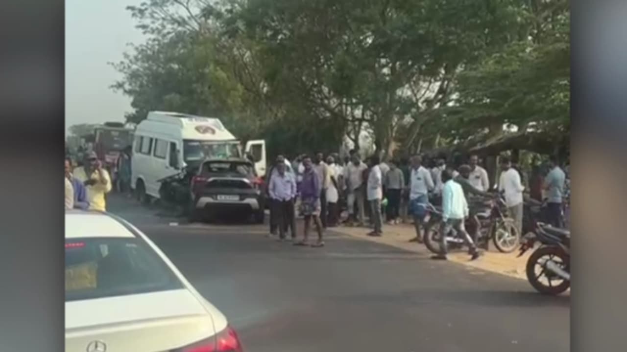 ഗുണ്ടൽപേട്ടിൽ മലയാളി കുടുംബം സഞ്ചരിച്ച കാർ അപകടത്തിൽപ്പെട്ടു: രണ്ട് പേർ മരിച്ചു, മൂന്ന് പേർക്ക് ഗുരുതര പരിക്ക് ഗുണ്ടൽപേട്ടിൽ മലയാളി കുടുംബം സഞ്ചരിച്ച കാർ അപകടത്തിൽപ്പെട്ടു: രണ്ട് പേർ മരിച്ചു, മൂന്ന് പേർക്ക് ഗുരുതര പരിക്ക്