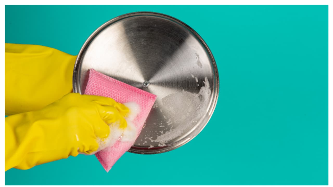 അടുക്കളയിലെ പാത്രങ്ങൾ തുരുമ്പെടുത്തോ? ഇക്കാര്യങ്ങൾ ചെയ്താൽ പാത്രം തിളങ്ങും 