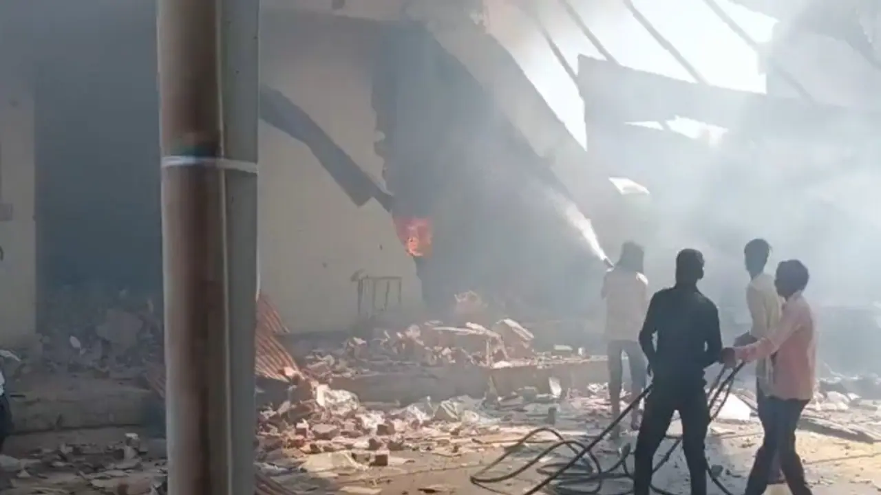 Gujarat: 13 dead, 4 injured after fire breaks out at firecracker godown in Banaskantha district (WATCH)