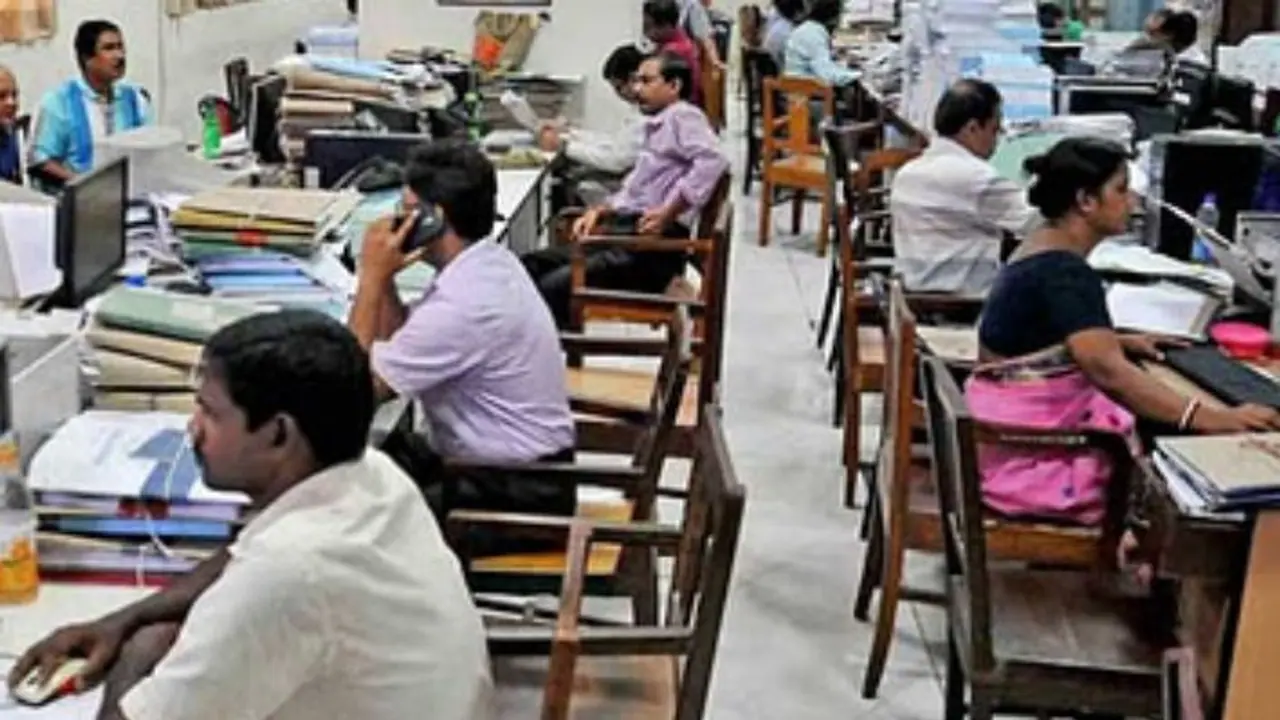 12 ಲಕ್ಷ ಸರ್ಕಾರಿ ನೌಕರರಿಗೆ 2% ಡಿಎ ಹೆಚ್ಚಳ, ಆದ್ರೂ ನೌಕರರು ಖುಷಿಯಾಗಿಲ್ಲ!