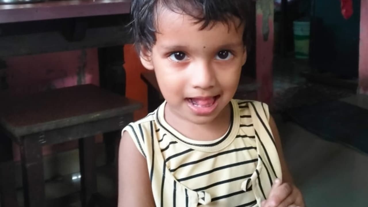 വീടിനോട് ചേർന്നുള്ള തോട്ടിൽ വീണ് രണ്ടര വയസ്സുകാരിക്ക് ദാരുണാന്ത്യം വീടിനോട് ചേർന്നുള്ള തോട്ടിൽ വീണ് രണ്ടര വയസ്സുകാരിക്ക് ദാരുണാന്ത്യം