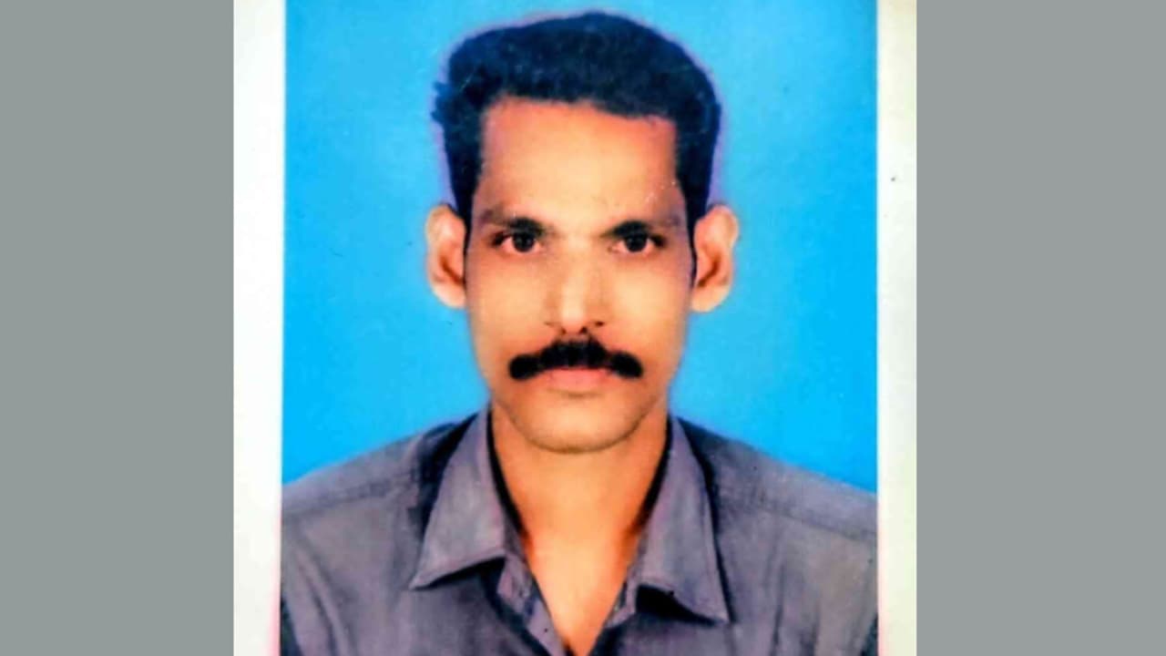 ജോലിക്കിടെ അപകടം, ലോണടവ് മുടങ്ങിയതോടെ വീട് ജപ്തിയായി; അടുത്തുള്ള ഷെഡിലേക്ക് താമസം മാറിയ യുവാവ് മരിച്ച നിലയില് ജോലിക്കിടെ അപകടം, ലോണടവ് മുടങ്ങിയതോടെ വീട് ജപ്തിയായി; അടുത്തുള്ള ഷെഡിലേക്ക് താമസം മാറിയ യുവാവ് മരിച്ച നിലയില്