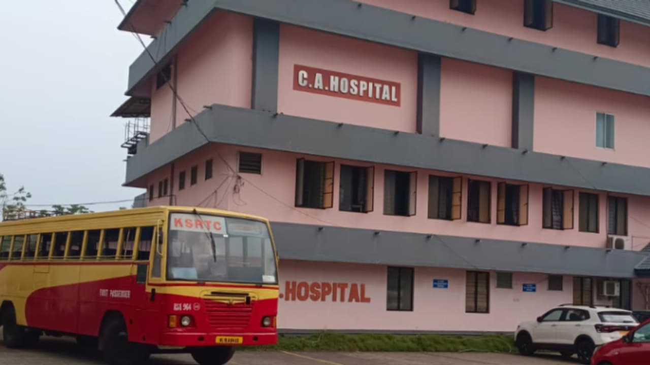 കെഎസ്ആർടിസി ഡ്രൈവർക്ക് നെഞ്ചുവേദന, രക്ഷകനായി യാത്രക്കാരൻ; വണ്ടിയോടിച്ച് ആശുപത്രിയിലെത്തിച്ചു കെഎസ്ആർടിസി ഡ്രൈവർക്ക് നെഞ്ചുവേദന, രക്ഷകനായി യാത്രക്കാരൻ; വണ്ടിയോടിച്ച് ആശുപത്രിയിലെത്തിച്ചു