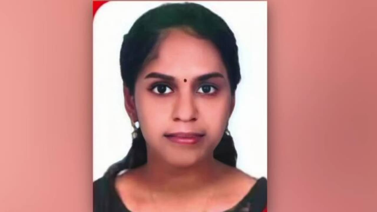 അച്ഛൻ വിദേശത്തുനിന്നെത്തി ദിവസങ്ങൾ മാത്രം, കാവ്യ പഠിക്കാൻ മിടുക്കി; 19 കാരിയുടെ മരണത്തിൽ കണ്ണീരോടെ നാട് അച്ഛൻ വിദേശത്തുനിന്നെത്തി ദിവസങ്ങൾ മാത്രം, കാവ്യ പഠിക്കാൻ മിടുക്കി; 19 കാരിയുടെ മരണത്തിൽ കണ്ണീരോടെ നാട്