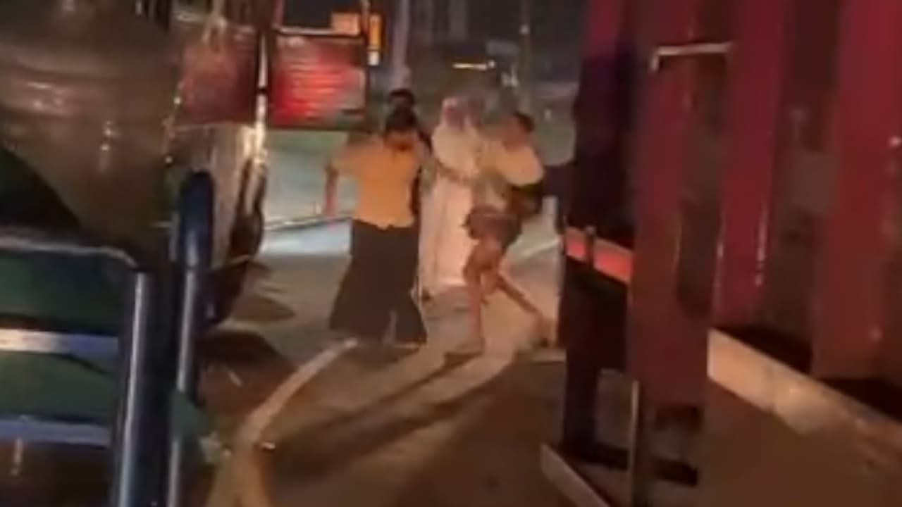 വഴി തടഞ്ഞ് പാർക്ക് ചെയ്ത് കാർ മാറ്റാൻ ആവശ്യപ്പെട്ടു, ബസ് ഡ്രൈവറെ ഹെൽമെറ്റ് കൊണ്ട് ആക്രമിച്ച് പരിക്കേൽപ്പിച്ചു വഴി തടഞ്ഞ് പാർക്ക് ചെയ്ത് കാർ മാറ്റാൻ ആവശ്യപ്പെട്ടു, ബസ് ഡ്രൈവറെ ഹെൽമെറ്റ് കൊണ്ട് ആക്രമിച്ച് പരിക്കേൽപ്പിച്ചു