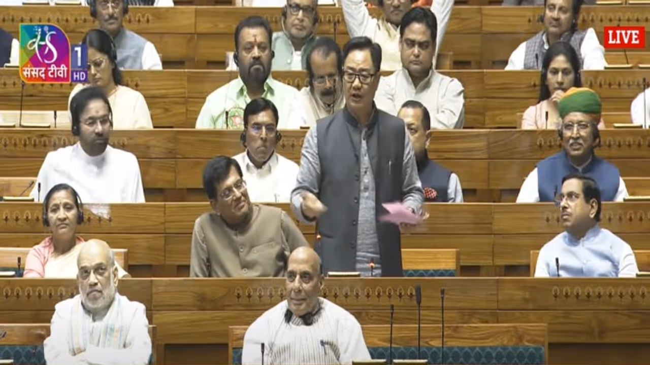 Amid Opposition showdown, Waqf amendment bill tabled by Union Minister Kiren Rijiju in Lok Sabha (WATCH) Amid Opposition showdown, Waqf amendment bill tabled by Union Minister Kiren Rijiju in Lok Sabha (WATCH)