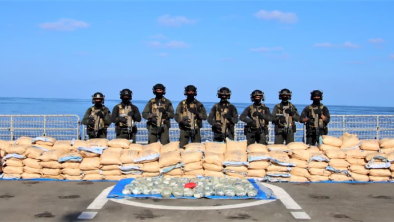 ദുരൂഹ സാഹചര്യത്തിൽ ബോട്ടുകൾ, കുതിച്ചെത്തി ഇന്ത്യൻ നാവിക സേന; 2500 കിലോ ലഹരി വസ്തുക്കൾ പിടികൂടി ദുരൂഹ സാഹചര്യത്തിൽ ബോട്ടുകൾ, കുതിച്ചെത്തി ഇന്ത്യൻ നാവിക സേന; 2500 കിലോ ലഹരി വസ്തുക്കൾ പിടികൂടി