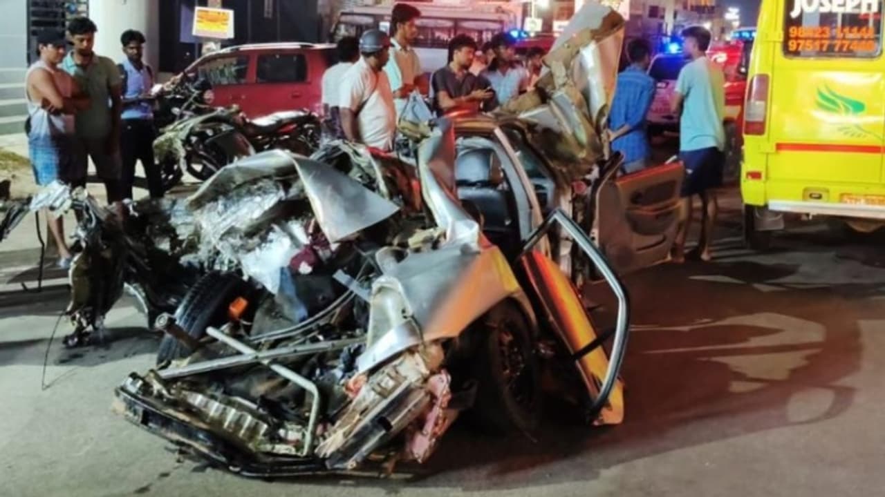 സിഗ്നലിൽ നിർത്തിട്ടിയിരുന്ന കാറിലേക്ക് പിന്നിൽ വന്ന ടിപ്പർ ഇടിച്ചുകയറി; ഒരു വയസുകാരൻ ഉൾപ്പെടെ 3 പേർ മരിച്ചു സിഗ്നലിൽ നിർത്തിട്ടിയിരുന്ന കാറിലേക്ക് പിന്നിൽ വന്ന ടിപ്പർ ഇടിച്ചുകയറി; ഒരു വയസുകാരൻ ഉൾപ്പെടെ 3 പേർ മരിച്ചു