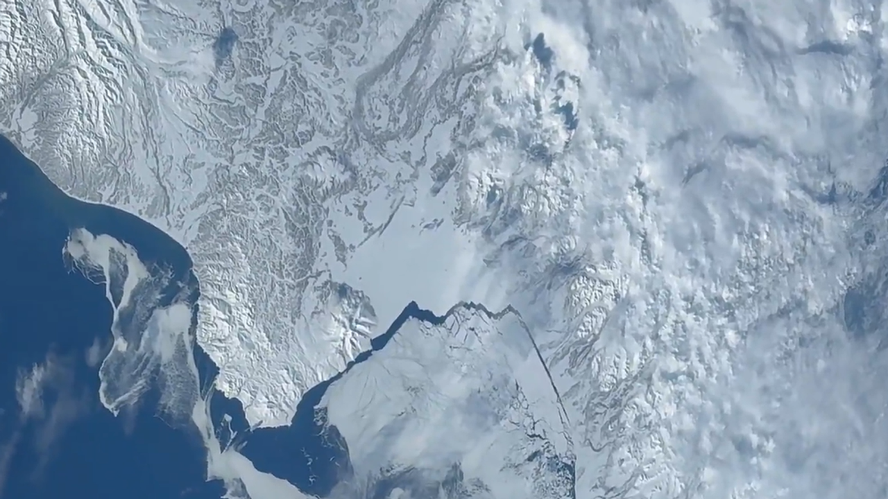 ನಮಗೆ ಕಾಣದ ಭೂಮಿಯ ಪೋಲ್ಸ್ ಬಾಹ್ಯಾಕಾಶದಿಂದ ಹೇಗೆ ಕಾಣುತ್ತೆ? ಅದ್ಭುತ ವಿಡಿಯೋ ಸೆರೆ