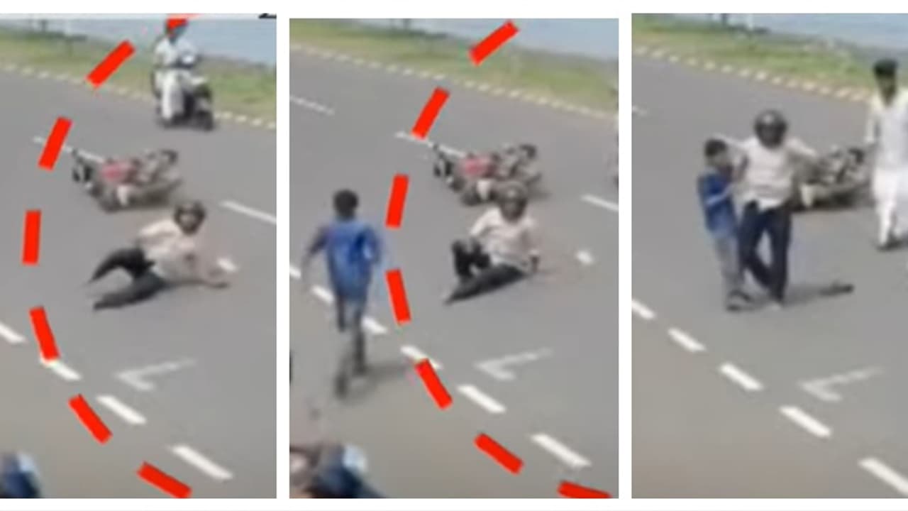 പൊന്നാനിയിൽ ബൈക്കിൽ കാറിടിച്ച് റോഡിലേക്ക് തെറിച്ചുവീണ് യാത്രികന്; സഹായിക്കാനോടിയെത്തി കുട്ടി, സിസിടിവി ദൃശ്യം പൊന്നാനിയിൽ ബൈക്കിൽ കാറിടിച്ച് റോഡിലേക്ക് തെറിച്ചുവീണ് യാത്രികന്; സഹായിക്കാനോടിയെത്തി കുട്ടി, സിസിടിവി ദൃശ്യം