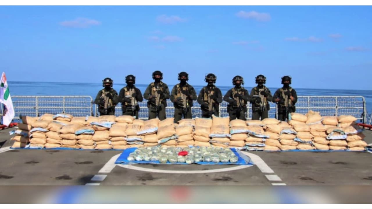 ഇന്ത്യൻ മഹാസമുദ്രത്തില് സംശയകരമായി ബോട്ട്, പരിശോധിച്ച് യുദ്ധക്കപ്പൽ, 2386 കിലോ ഹാഷിഷും 121 ഹെറോയിനും പിടികൂടി ഇന്ത്യൻ മഹാസമുദ്രത്തില് സംശയകരമായി ബോട്ട്, പരിശോധിച്ച് യുദ്ധക്കപ്പൽ, 2386 കിലോ ഹാഷിഷും 121 ഹെറോയിനും പിടികൂടി