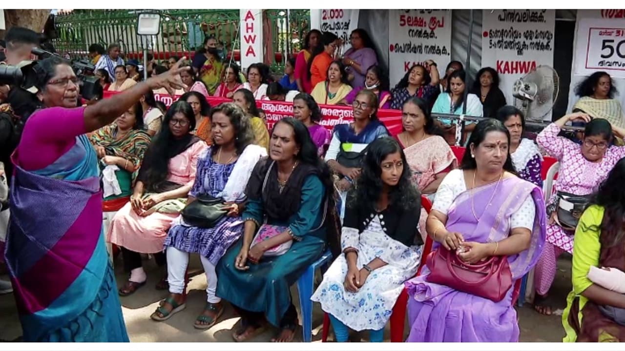 ആശ വർക്കർമാരുടെ വേതന പുനഃക്രമീകരണത്തിന് കമ്മീഷനെ നിയോഗിക്കാൻ ആലോചന; ട്രേഡ് യൂണിയനുകളുടെ സമവായത്തിന് ശ്രമം ആശ വർക്കർമാരുടെ വേതന പുനഃക്രമീകരണത്തിന് കമ്മീഷനെ നിയോഗിക്കാൻ ആലോചന; ട്രേഡ് യൂണിയനുകളുടെ സമവായത്തിന് ശ്രമം