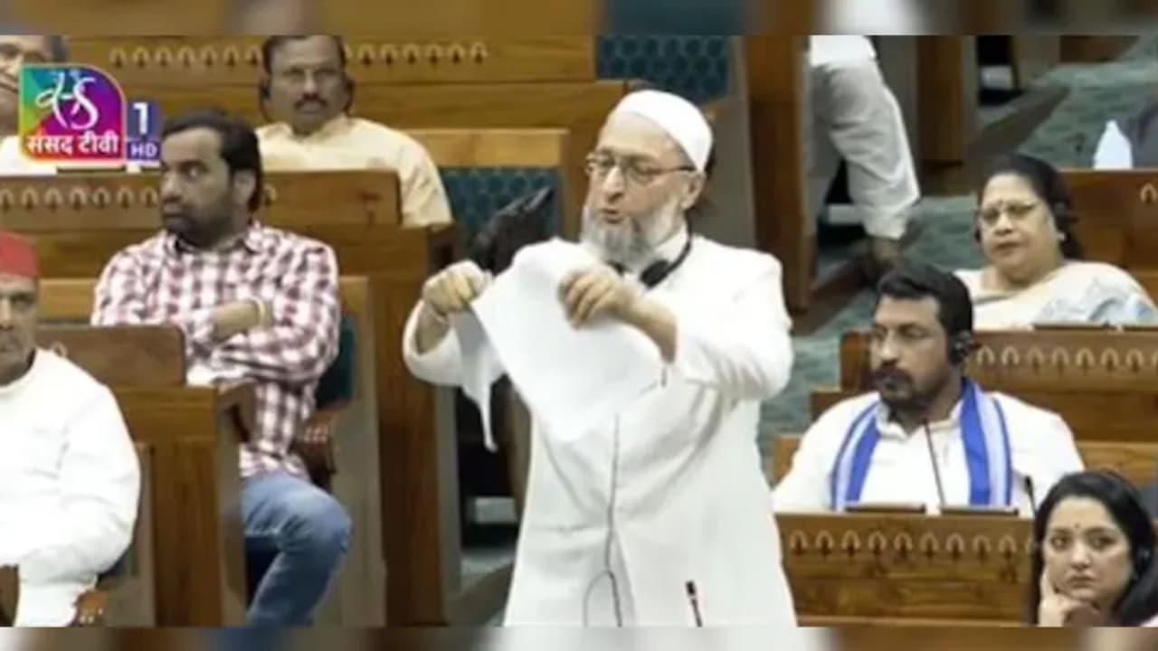 'ഗാന്ധി ചെയ്തത് പോലെ ഞാനും ചെയ്യുന്നു'; സഭയില്‍ വഖഫ് ബിൽ കീറിക്കളഞ്ഞ് അസദുദ്ദീൻ ഒവൈസി