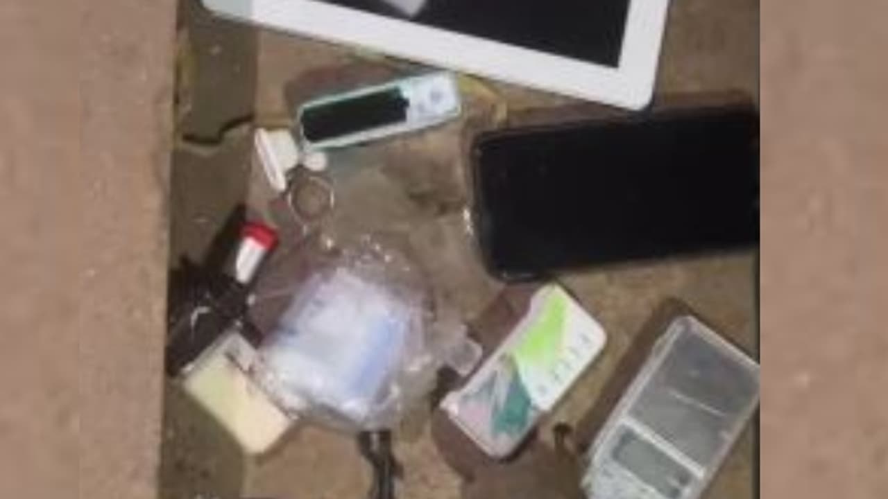 രഹസ്യ വിവരത്തിൻ്റെ അടിസ്ഥാനത്തിൽ വാടക വീട്ടില് പരിശോധന; കഞ്ചാവും മാരകായുധവുമായി 3 പേർ പൊലീസിന്റെ പിടിയിൽ രഹസ്യ വിവരത്തിൻ്റെ അടിസ്ഥാനത്തിൽ വാടക വീട്ടില് പരിശോധന; കഞ്ചാവും മാരകായുധവുമായി 3 പേർ പൊലീസിന്റെ പിടിയിൽ