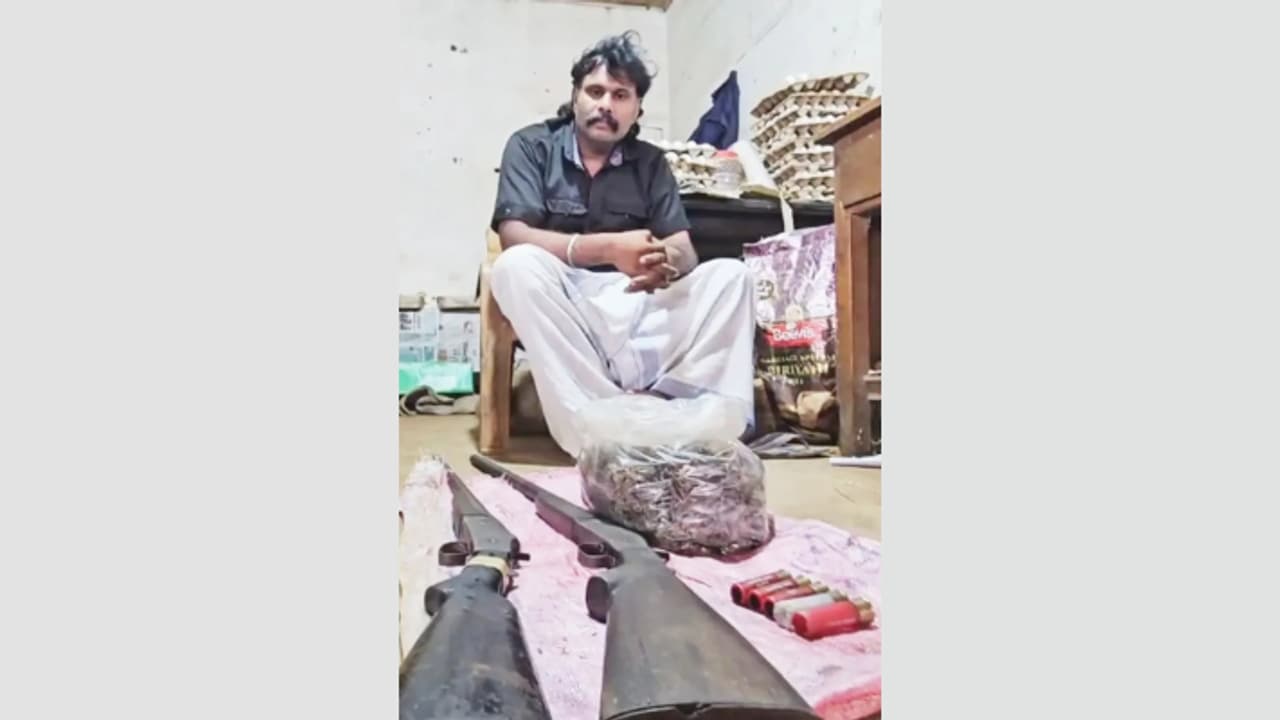 ടൗണിൽ പച്ചക്കറി കച്ചവടം, കടയിൽ നിന്നും ജീപ്പിൽ നിന്നും പിടികൂടിയത് തോക്കും തിരകളും കഞ്ചാവും, 40കാരൻ അറസ്റ്റിൽ ടൗണിൽ പച്ചക്കറി കച്ചവടം, കടയിൽ നിന്നും ജീപ്പിൽ നിന്നും പിടികൂടിയത് തോക്കും തിരകളും കഞ്ചാവും, 40കാരൻ അറസ്റ്റിൽ