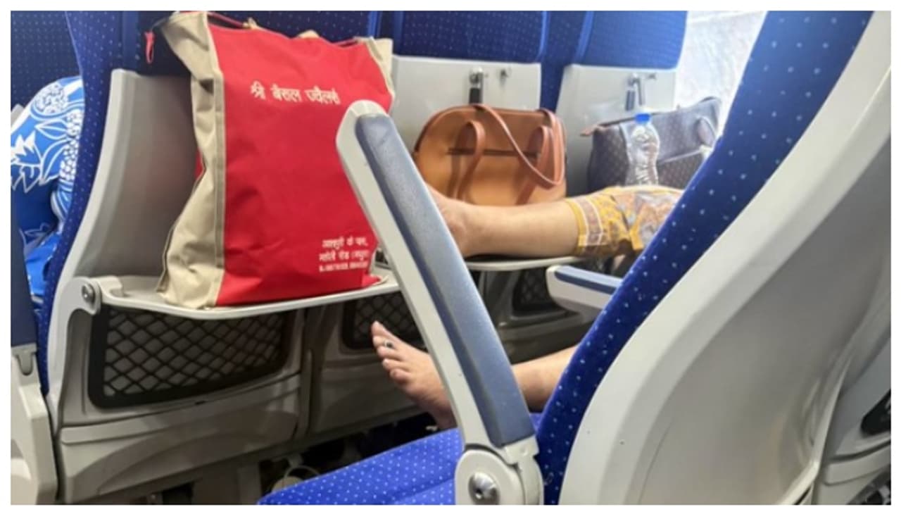 ഒരല്പം ലജ്ജ? ട്രെയിനിലെ ഫുഡ് ട്രേയില്‍ കാല്‍ കയറ്റിവച്ച സ്ത്രീയെ രൂക്ഷമായി വിമര്‍ശിച്ച് സോഷ്യല്‍ മീഡിയ 