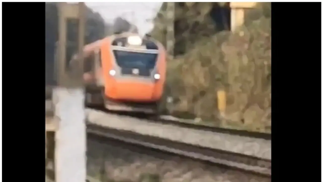 വന്ദേഭാരത് പാഞ്ഞെത്തുന്നു, ക്രോസിംഗിലെ ട്രാക്കിൽ കുടുങ്ങി ബസ്; ഡ്രൈവറുടെ ഇടപെടൽ നിർണായകമായി, ആശങ്ക ബാക്കി