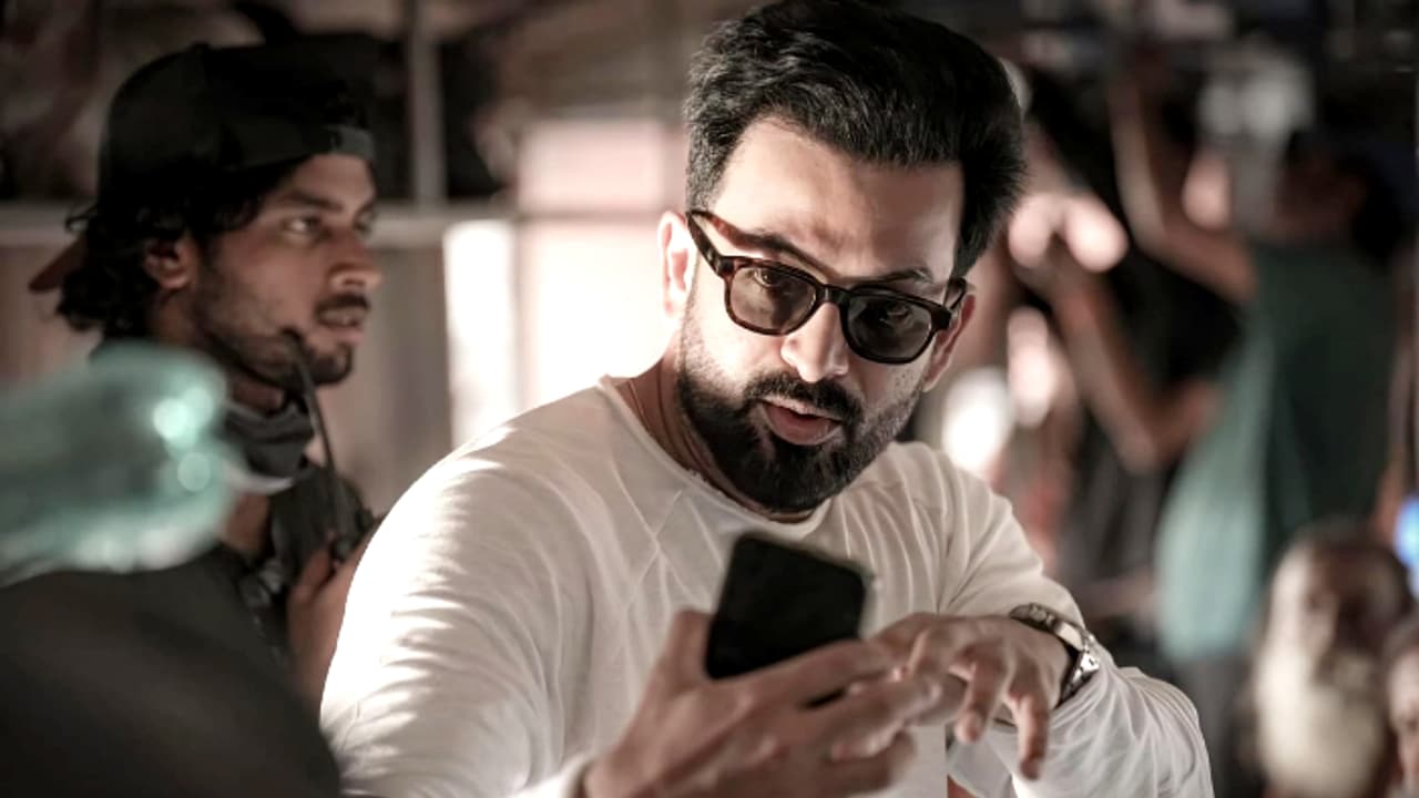 വീണ്ടും ക്യാമറയ്ക്ക് മുന്നിലേക്ക് പൃഥ്വിരാജ്; രൗജമൗലിയല്ല, മറ്റൊരു ഹിറ്റ് സംവിധായകനൊപ്പം, ആറാം ദിനം കൊച്ചിയിൽ