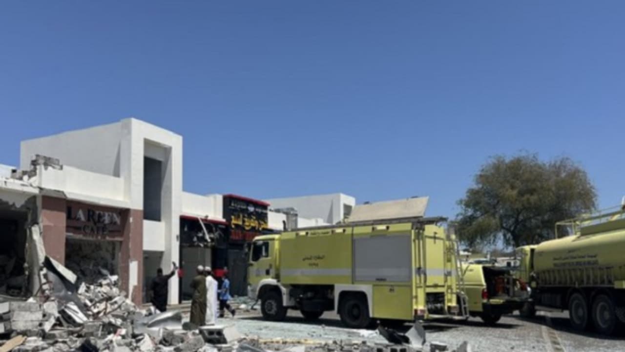 ഒമാനില് ഗ്യാസ് സിലിണ്ടര് പൊട്ടിത്തെറിച്ച് നിരവധി പേര്ക്ക് പരിക്ക് ഒമാനില് ഗ്യാസ് സിലിണ്ടര് പൊട്ടിത്തെറിച്ച് നിരവധി പേര്ക്ക് പരിക്ക്