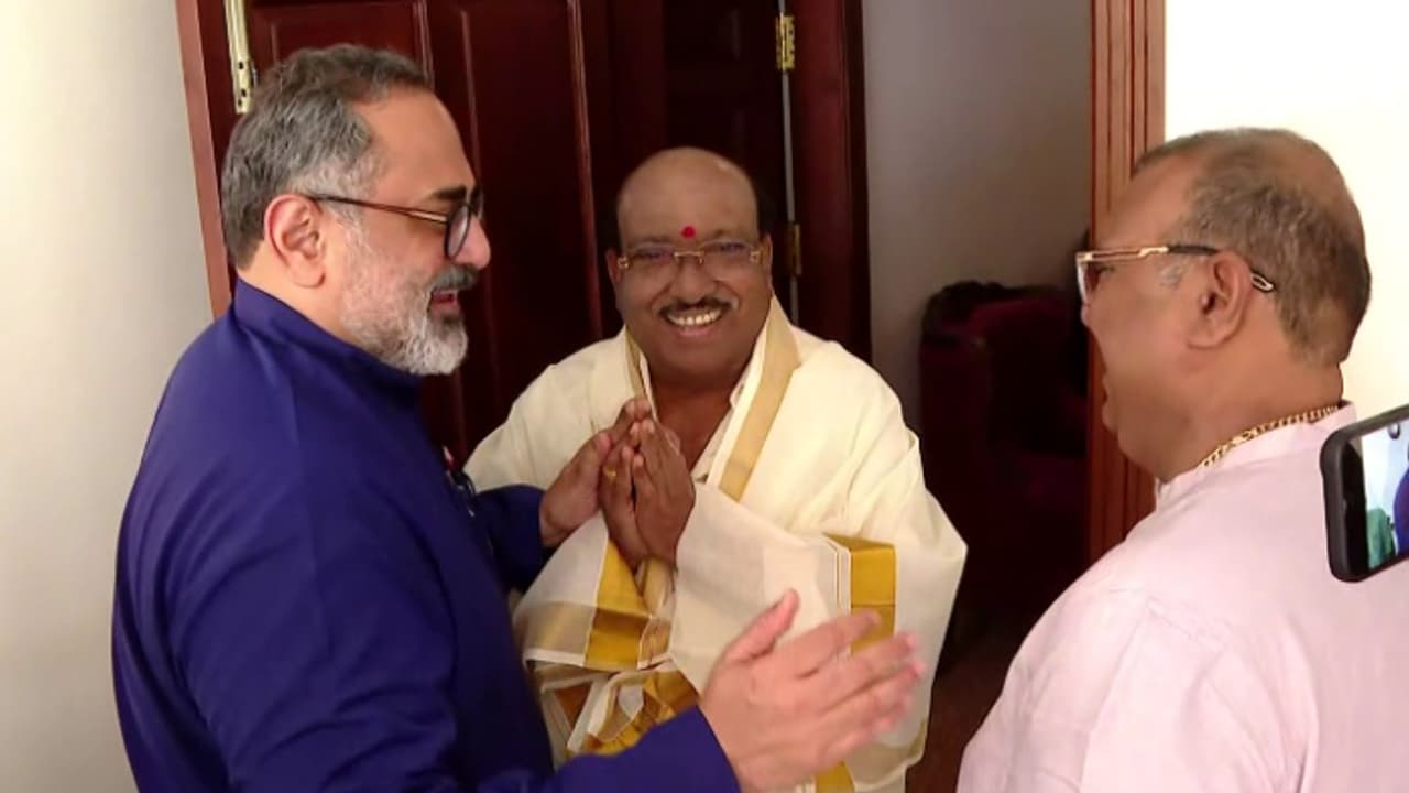 വെള്ളാപ്പള്ളി നടേശനെ സന്ദർശിച്ച് രാജീവ് ചന്ദ്രശേഖർ; രാഷ്ട്രീയ കൂടിക്കാഴ്ചയല്ലെന്ന് വിശദീകരണം വെള്ളാപ്പള്ളി നടേശനെ സന്ദർശിച്ച് രാജീവ് ചന്ദ്രശേഖർ; രാഷ്ട്രീയ കൂടിക്കാഴ്ചയല്ലെന്ന് വിശദീകരണം