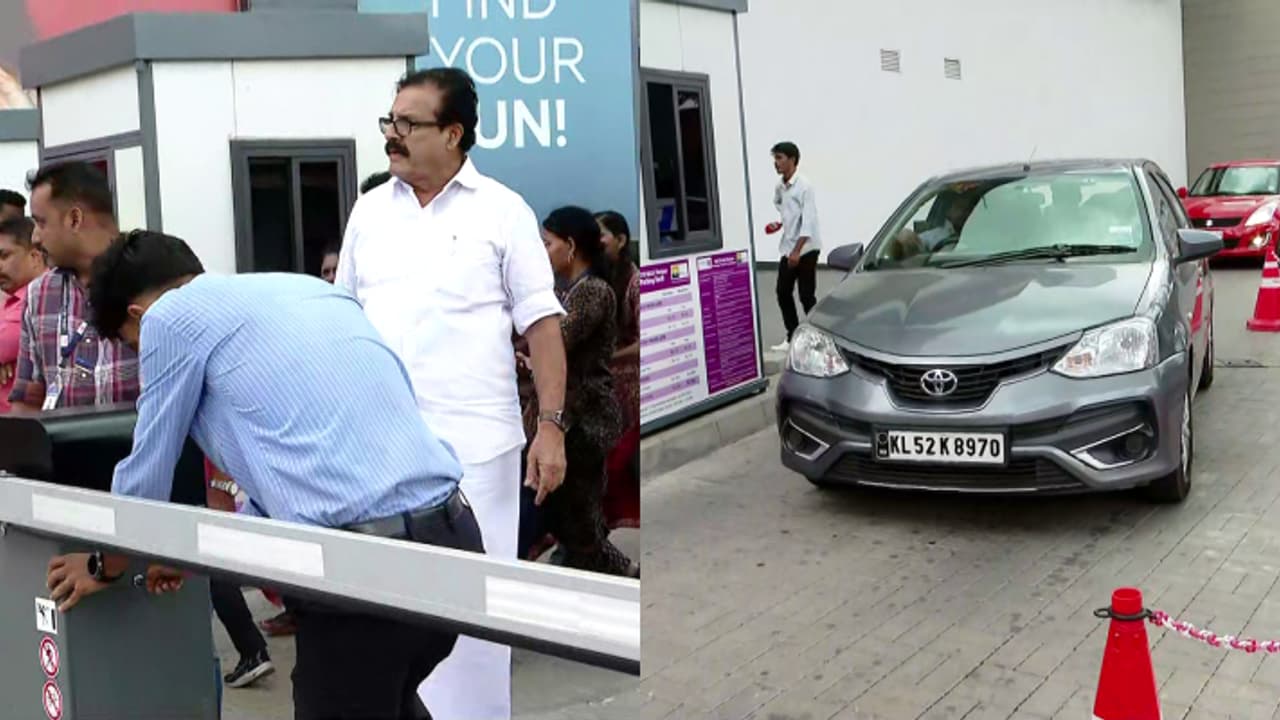പാർക്കിങ് ഫീസ് ഈടാക്കിയാൽ മാൾ തന്നെ പൂട്ടിക്കുമെന്ന് മേയർ; അനധികൃത ഫീ പിരിച്ച തൃശൂർ ഹൈലൈറ്റ് മാളിനെതിരെ നടപടി പാർക്കിങ് ഫീസ് ഈടാക്കിയാൽ മാൾ തന്നെ പൂട്ടിക്കുമെന്ന് മേയർ; അനധികൃത ഫീ പിരിച്ച തൃശൂർ ഹൈലൈറ്റ് മാളിനെതിരെ നടപടി