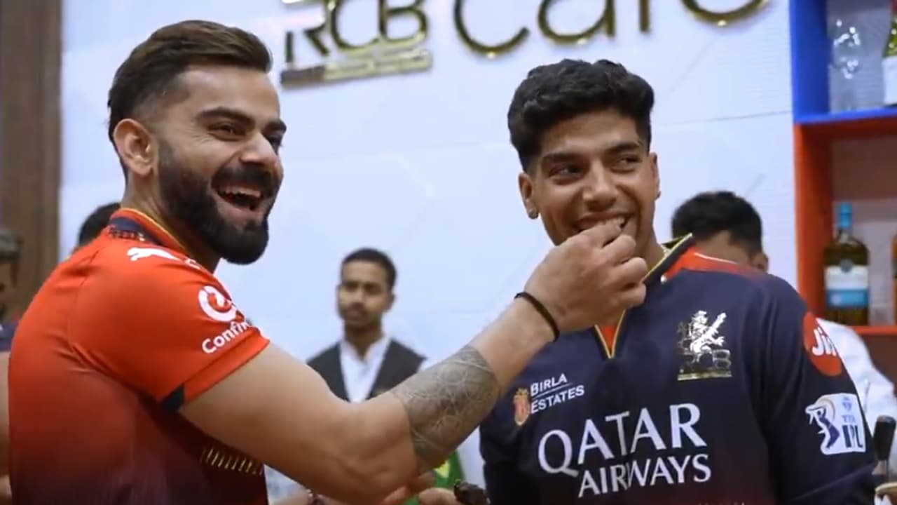 ആദ്യം കോലിയുടെ പെർഫ്യൂം 'മോഷ്ടിച്ചു'; ചെറുതല്ലാത്ത ഡിമാൻഡുമായി വീണ്ടും യുവതാരം, വീഡിയോ ആദ്യം കോലിയുടെ പെർഫ്യൂം 'മോഷ്ടിച്ചു'; ചെറുതല്ലാത്ത ഡിമാൻഡുമായി വീണ്ടും യുവതാരം, വീഡിയോ