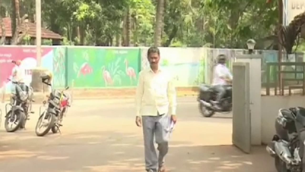 ತಮ್ಮ ಊರಿನ ಪಾತ್ರೆಗಳನ್ನ ಪಕ್ಕದ ಊರಿನವರಿಗೆ ಕೊಟ್ಟಿದ್ದಕ್ಕೆ ಬಹಿಷ್ಕಾರ: ಅವರ ಮನೆಗೆ ಹೋದರೆ 5000 ದಂಡ