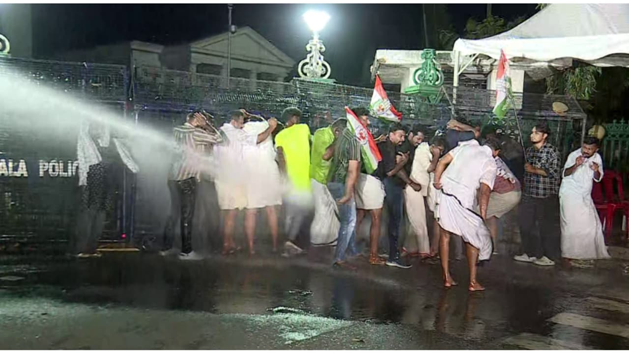 വീണയുടെ മാസപ്പടി കേസ്: മുഖ്യമന്ത്രിയുടെ രാജി ആവശ്യത്തിൽ രാത്രി പ്രതിഷേധവുമായി യൂത്ത് കോൺഗ്രസ്; നാളെ ശക്തമാകും വീണയുടെ മാസപ്പടി കേസ്: മുഖ്യമന്ത്രിയുടെ രാജി ആവശ്യത്തിൽ രാത്രി പ്രതിഷേധവുമായി യൂത്ത് കോൺഗ്രസ്; നാളെ ശക്തമാകും