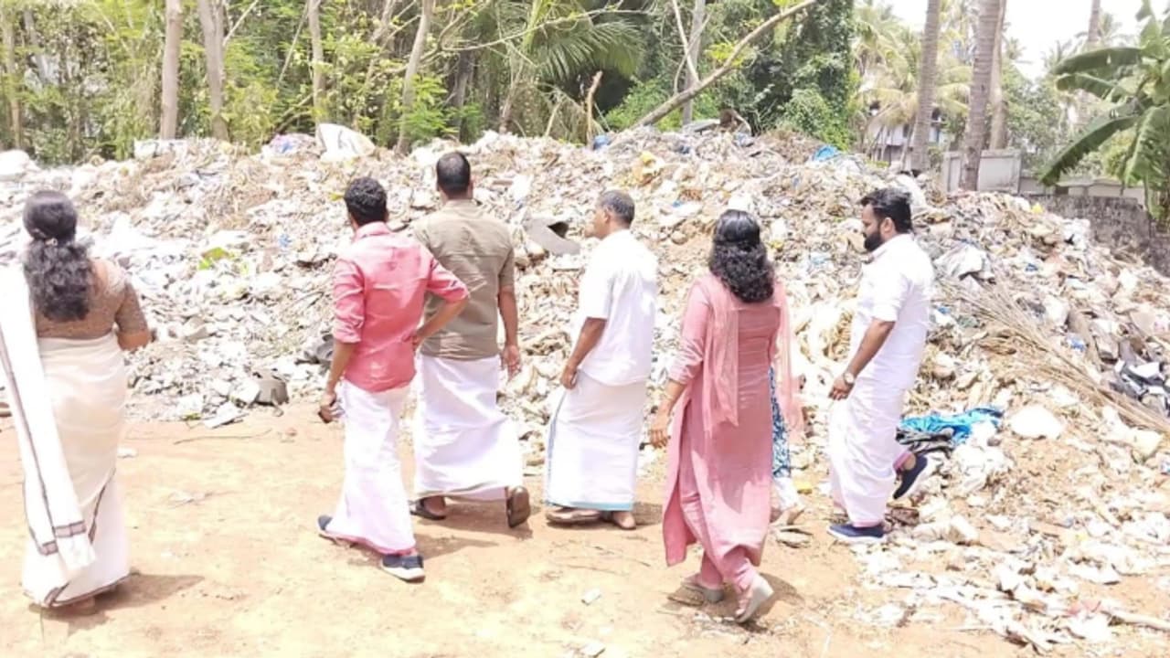 നൂറ് ശതമാനം മാലിന്യമുക്ത നഗരസഭയെന്ന അംഗീകാരമൊക്കെ കിട്ടി, പക്ഷേ നഗര മധ്യത്തിൽ മാലിന്യമല! നൂറ് ശതമാനം മാലിന്യമുക്ത നഗരസഭയെന്ന അംഗീകാരമൊക്കെ കിട്ടി, പക്ഷേ നഗര മധ്യത്തിൽ മാലിന്യമല!
