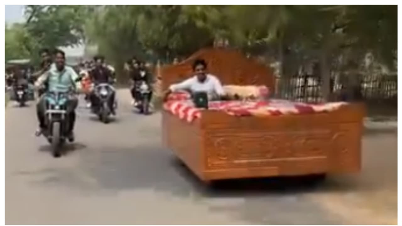 നിരത്തിലിറങ്ങിയ ബെഡ് കാര് സോഷ്യൽ മീഡിയയില് ഹിറ്റ്, പക്ഷേ ടയർ അഴിച്ച് മാറ്റി പോലീസ്; വീഡിയോ വൈറൽ നിരത്തിലിറങ്ങിയ ബെഡ് കാര് സോഷ്യൽ മീഡിയയില് ഹിറ്റ്, പക്ഷേ ടയർ അഴിച്ച് മാറ്റി പോലീസ്; വീഡിയോ വൈറൽ