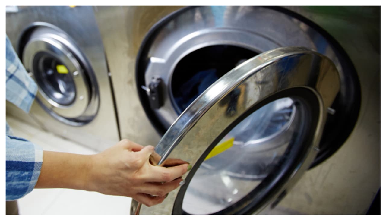 വാഷിംഗ് മെഷീനിൽ പറ്റിപ്പിടിച്ച കടുത്ത കറകളെ എങ്ങനെ നീക്കം ചെയ്യും? ഇതാ ചില പൊടിക്കൈകൾ 
