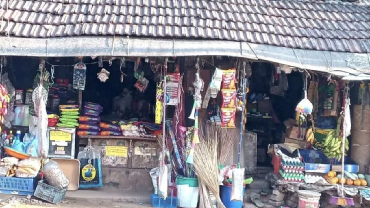 മുറുക്കാൻ കടയിൽ നിന്ന് പലചരക്ക് കടയിലേക്ക്, ഇനി ഓർമ്മകളിൽ പൊന്നാനിക്കാരുടെ 'വേലായിയേട്ടന്റെ കട' മുറുക്കാൻ കടയിൽ നിന്ന് പലചരക്ക് കടയിലേക്ക്, ഇനി ഓർമ്മകളിൽ പൊന്നാനിക്കാരുടെ 'വേലായിയേട്ടന്റെ കട'