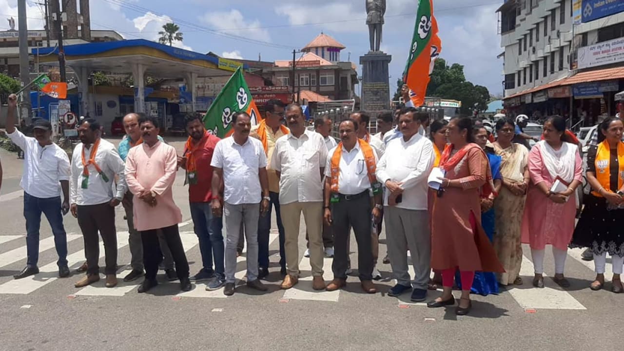 ರಾಜಕೀಯ ಕಿರುಕುಳಕ್ಕೆ ವಿನಯ್ ಸೋಮಯ್ಯ ಬಲಿ?: ಮಡಿಕೇರಿಯಲ್ಲಿ ಬಿಜೆಪಿಯಿಂದ ಹೆದ್ದಾರಿ ಬಂದ್!