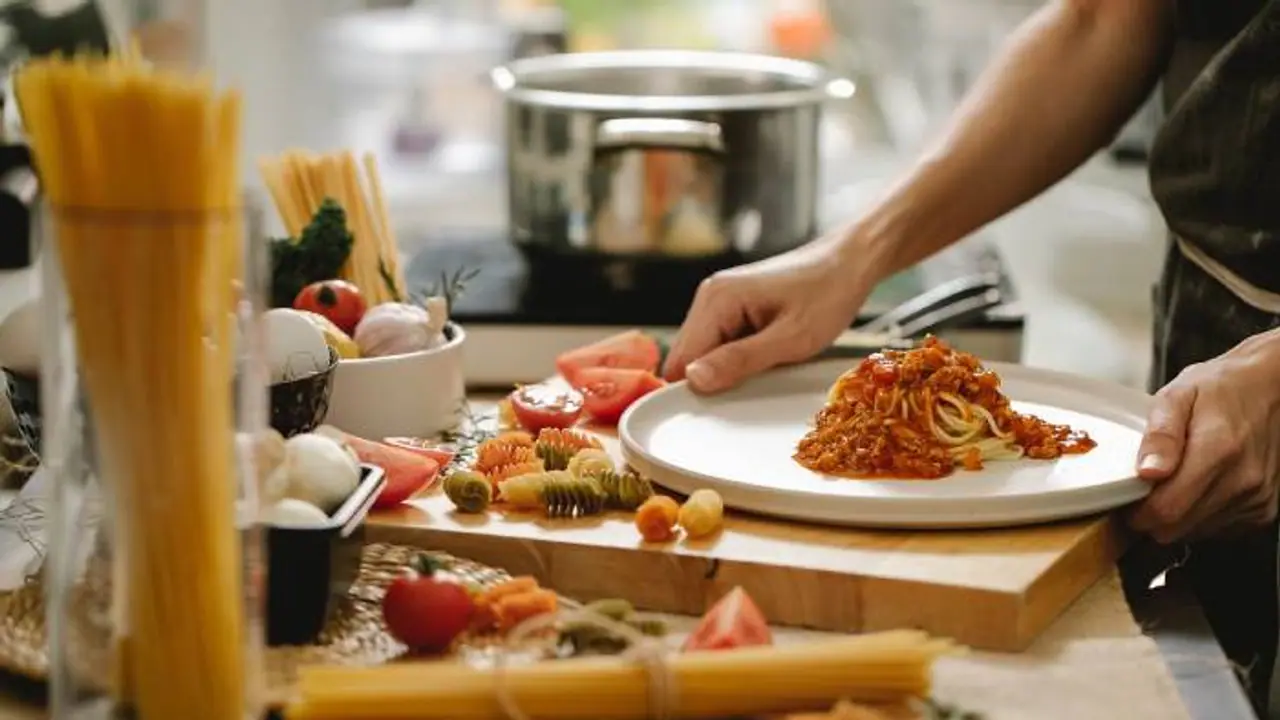 ലക്ഷങ്ങൾ കിട്ടുന്ന ജോലി ഉപേക്ഷിച്ച് സർവകലാശാലാ കാന്റീനിൽ ജോലിക്ക് ചേർന്നു, സമാധാനമാണ് വലുതെന്ന് യുവതി