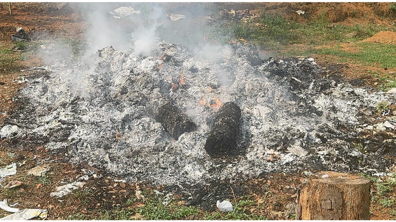 കൊച്ചിയിൽ നിന്നും വാഹനത്തിൽ തൊടുപുഴയിലെത്തിച്ചു, ലവലേശം കൂസലില്ലാതെ പരസ്യമായി മാലിന്യം കത്തിച്ചു; 10000 പിഴ കൊച്ചിയിൽ നിന്നും വാഹനത്തിൽ തൊടുപുഴയിലെത്തിച്ചു, ലവലേശം കൂസലില്ലാതെ പരസ്യമായി മാലിന്യം കത്തിച്ചു; 10000 പിഴ