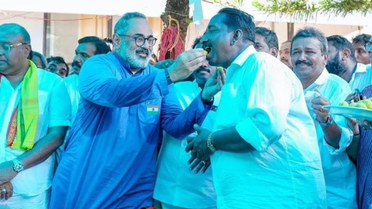 ವಕ್ಫ್ ತಿದ್ದುಪಡಿ ಮಸೂದೆ ಅಂಗೀಕಾರ; ಕೇರಳದಲ್ಲಿ ರಾಜೀವ್ ಚಂದ್ರಶೇಖರ್ ನೇತೃತ್ವದಲ್ಲಿ ಜನರು ಬಿಜೆಪಿ ಸೇರ್ಪಡೆ ವಕ್ಫ್ ತಿದ್ದುಪಡಿ ಮಸೂದೆ ಅಂಗೀಕಾರ; ಕೇರಳದಲ್ಲಿ ರಾಜೀವ್ ಚಂದ್ರಶೇಖರ್ ನೇತೃತ್ವದಲ್ಲಿ ಜನರು ಬಿಜೆಪಿ ಸೇರ್ಪಡೆ