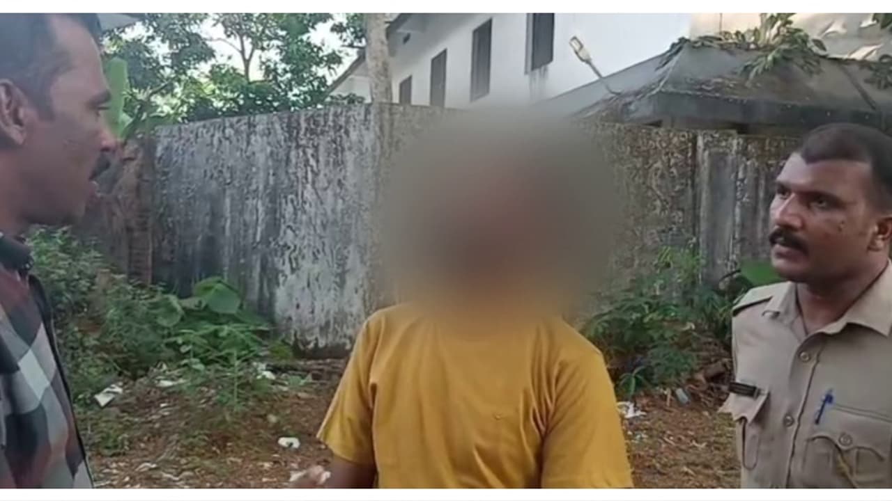 'രക്ഷിക്കണം, ജീവിതം തന്നെ നശിച്ചു': താനൂര് പൊലീസ് സ്റ്റേഷനിലേക്ക് എത്തിയ യുവാവ് പറഞ്ഞതിങ്ങനെ... 'രക്ഷിക്കണം, ജീവിതം തന്നെ നശിച്ചു': താനൂര് പൊലീസ് സ്റ്റേഷനിലേക്ക് എത്തിയ യുവാവ് പറഞ്ഞതിങ്ങനെ...
