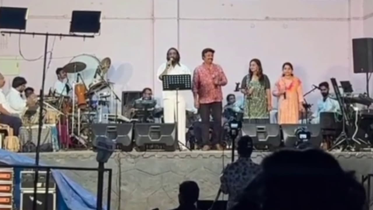 ഇസ്രയേലിൻ നാഥനായി... കൊല്ലത്തെ ക്ഷേത്രത്തിൽ ക്രിസ്തീയ ഭക്തിഗാനം പാടി ഗായകൻ മാർകോസ്;കൈയ്യടിച്ച് സ്വീകരിച്ച് ജനം