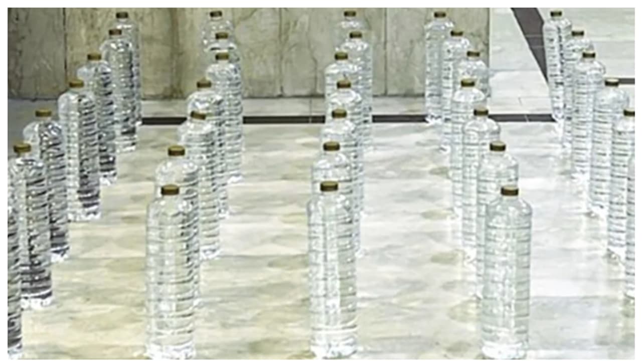 പട്രോളിങ്ങിനിടെ ഡ്രൈവറുടെ പെരുമാറ്റത്തിൽ സംശയം തോന്നി, കാർ പരിശോധിച്ചു, പിടികൂടിയത് 65 കുപ്പി വാറ്റുചാരായം പട്രോളിങ്ങിനിടെ ഡ്രൈവറുടെ പെരുമാറ്റത്തിൽ സംശയം തോന്നി, കാർ പരിശോധിച്ചു, പിടികൂടിയത് 65 കുപ്പി വാറ്റുചാരായം