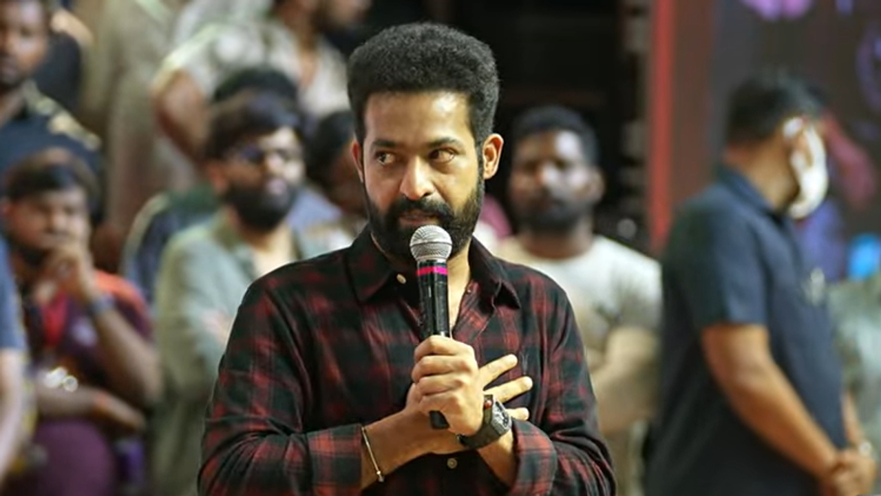 "ഇത് പോലെയാണ് പെരുമാറുന്നതെങ്കില് സെക്യൂരിറ്റി വെളിയില് തള്ളും": ചൂടായി ജൂനിയര് എന്ടിആര് വീഡിയോ വൈറല് ! "ഇത് പോലെയാണ് പെരുമാറുന്നതെങ്കില് സെക്യൂരിറ്റി വെളിയില് തള്ളും": ചൂടായി ജൂനിയര് എന്ടിആര് വീഡിയോ വൈറല് !