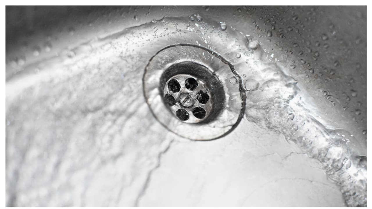 ബാത്റൂമിലെ ഡ്രെയിൻ അടഞ്ഞുപോയോ? എളുപ്പത്തിൽ ശരിയാക്കാം, ഇതാ ചില പൊടിക്കൈകൾ 