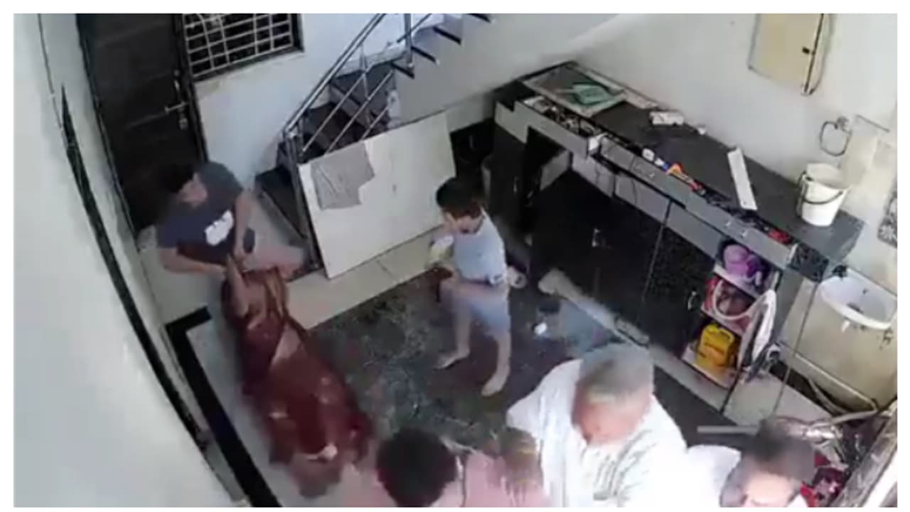 അമ്മയെ വൃദ്ധസദനത്തിലാക്കണം; ഭാര്യയുടെ ആവശ്യം എതിര്‍ത്തപ്പോള്‍ മര്‍ദനം, കൊല്ലുമെന്ന് ഭീഷണി, വീഡിയോ വൈറൽ