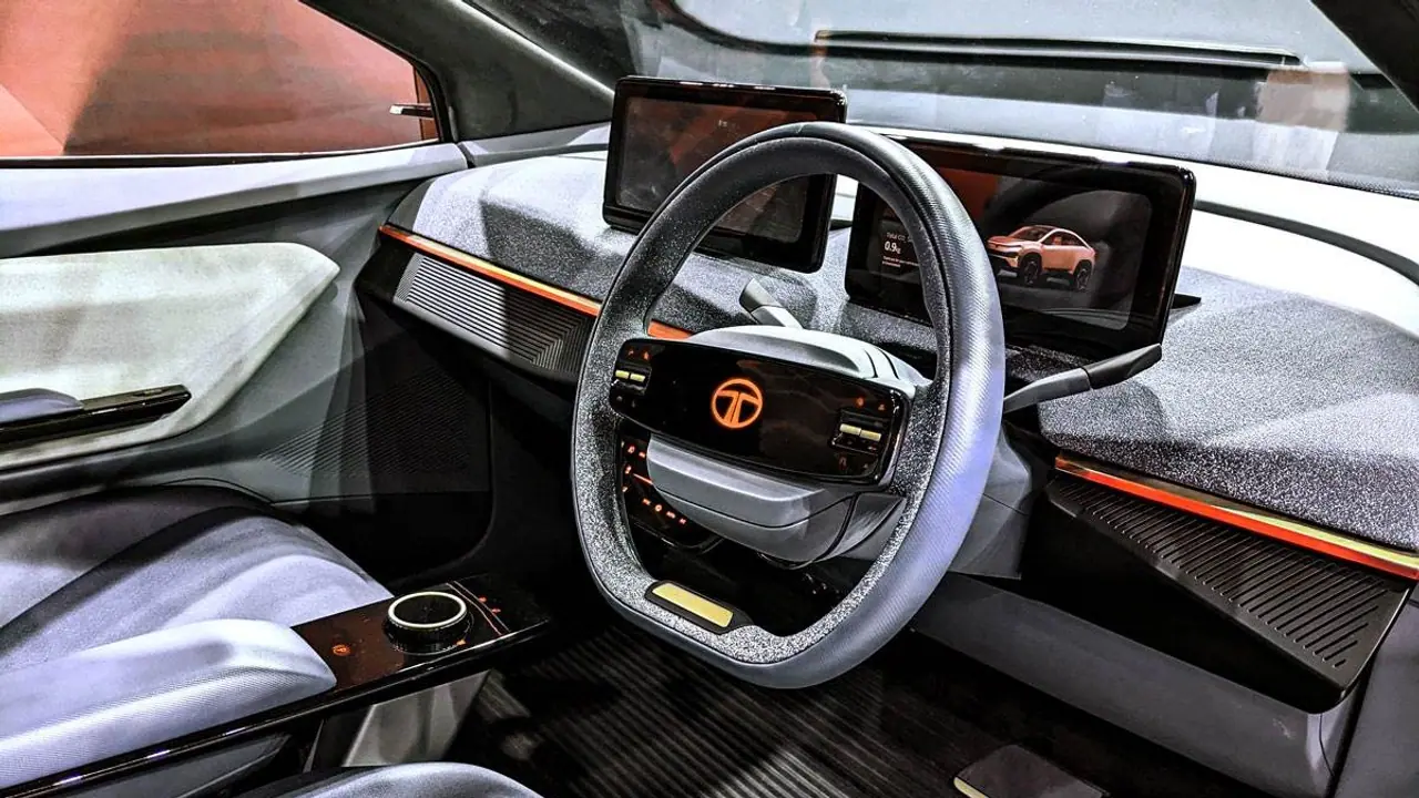 രണ്ട് ടാങ്കുകളുമായി ക്യാമറയിൽ കുടുങ്ങി ഒരു കാർ!